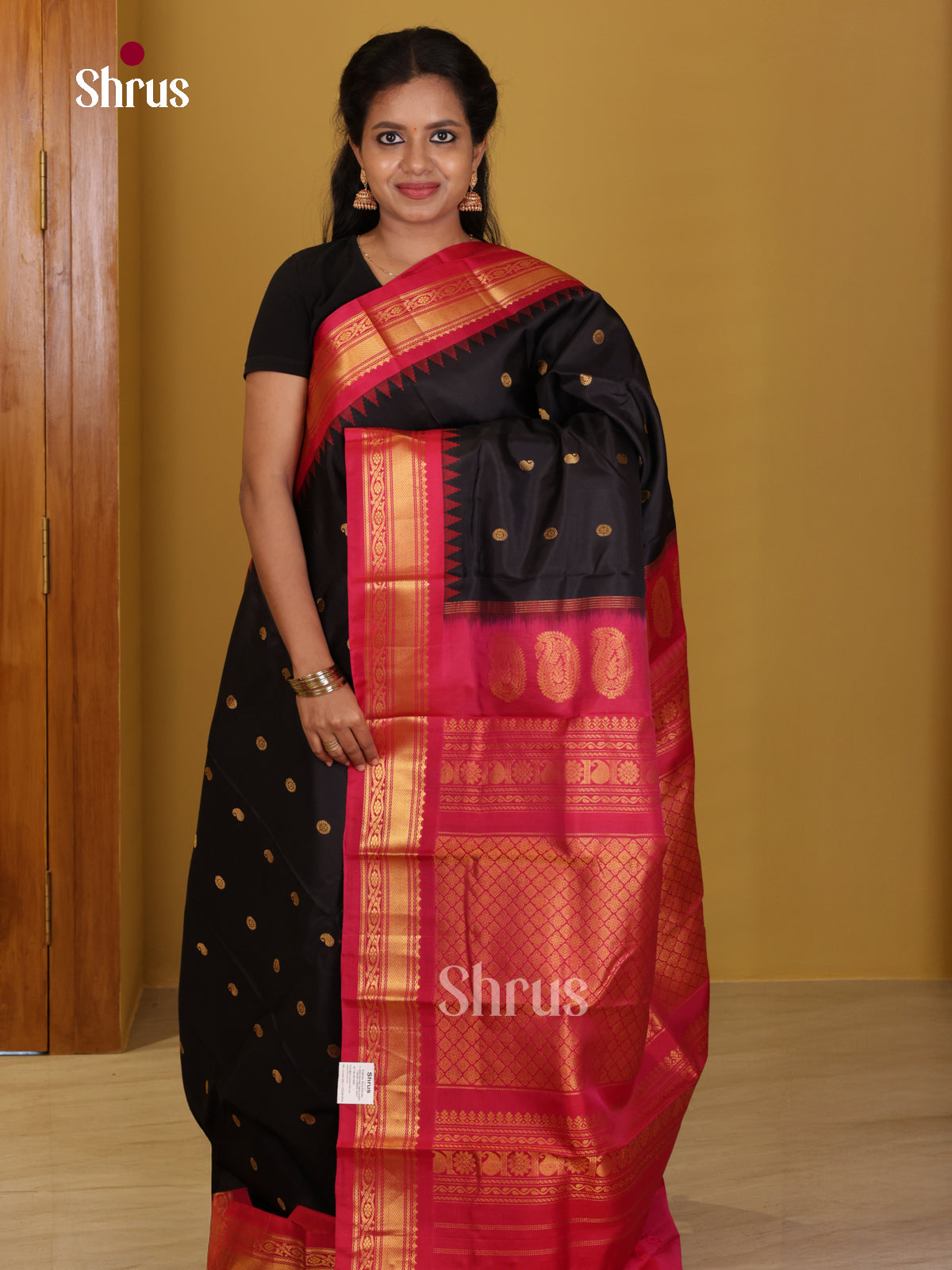DIS24696 - Gadwal silk Saree