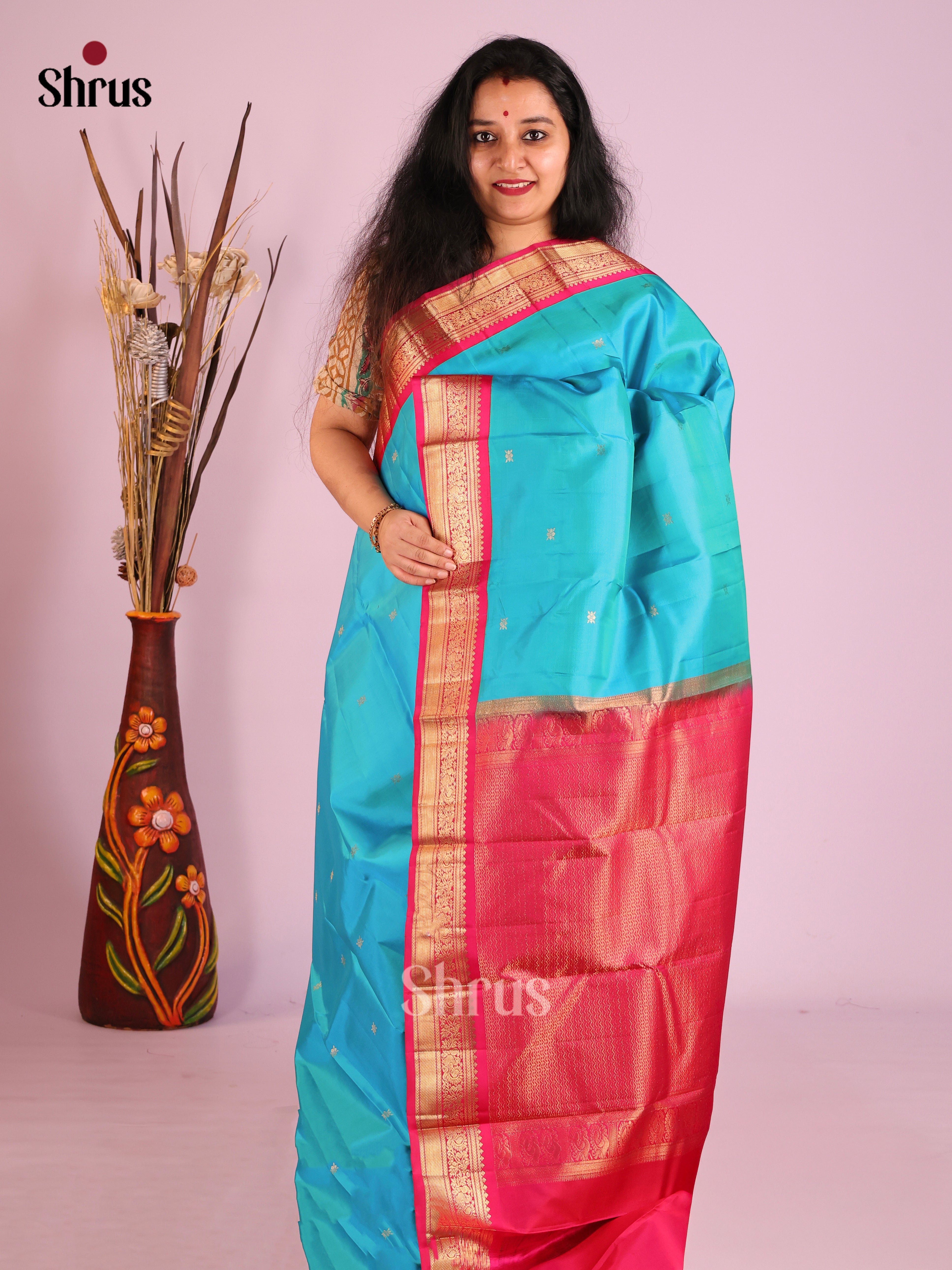 Timeless Blue Kanjivaram Saree With Golden Buttas & Pink Brocade Pallu
