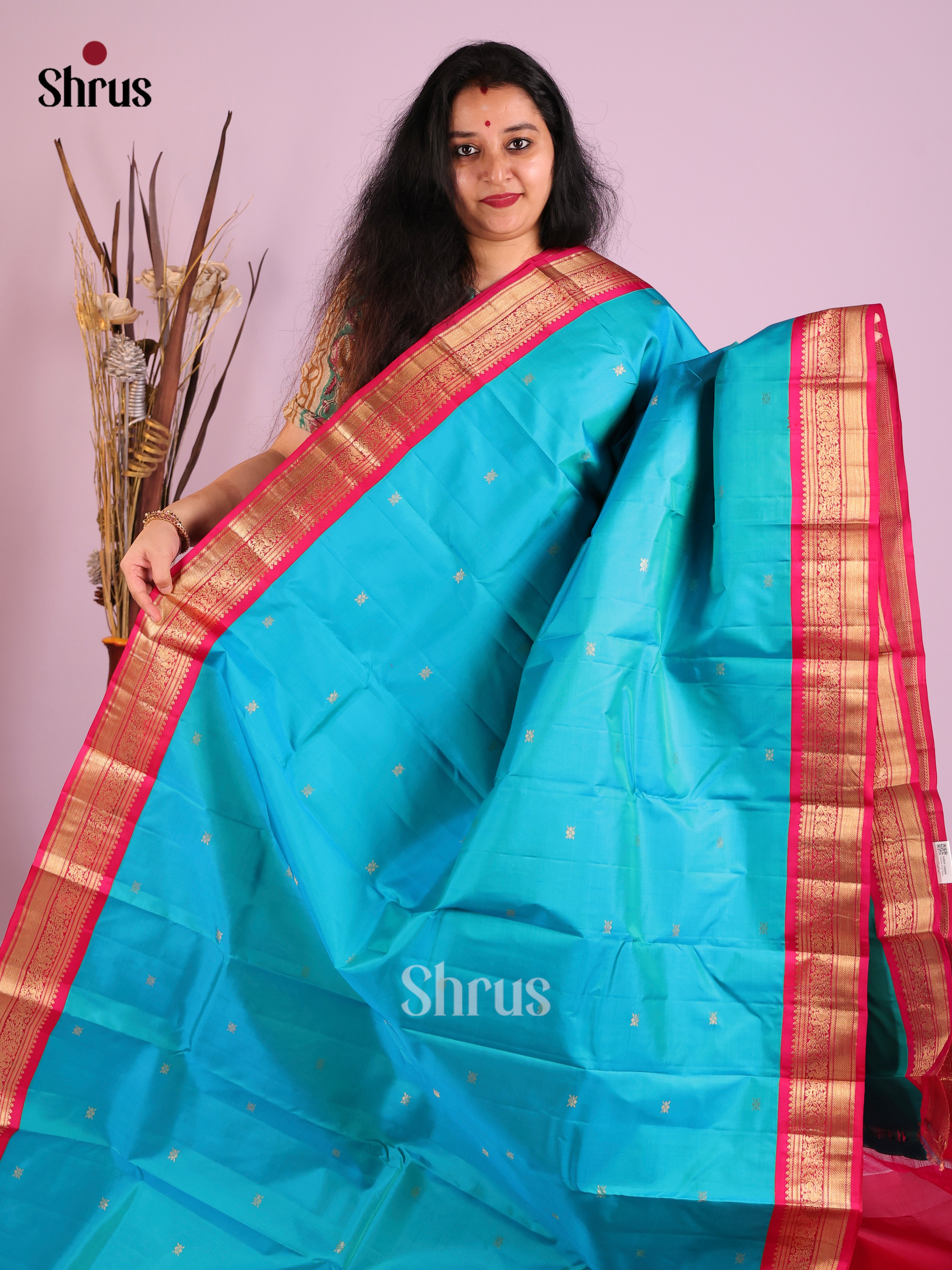 Timeless Blue Kanjivaram Saree With Golden Buttas & Pink Brocade Pallu 1