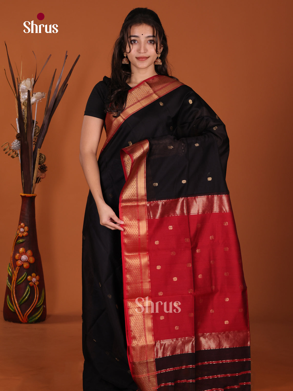 Pretty Black & Red Maheshwari silkcotton Saree gleams with zari buttas
