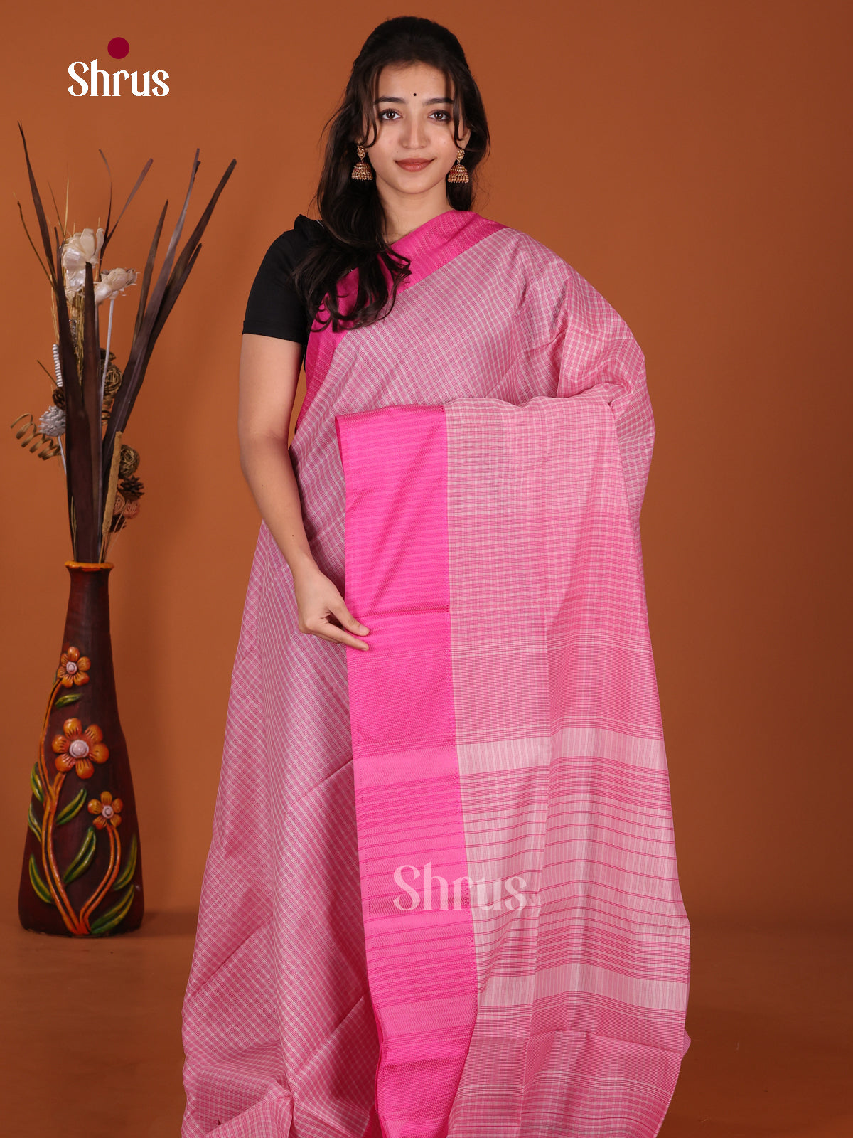 Pink & White Maheshwari silkcotton Saree with checkered pattern - Shop on Shrus.com