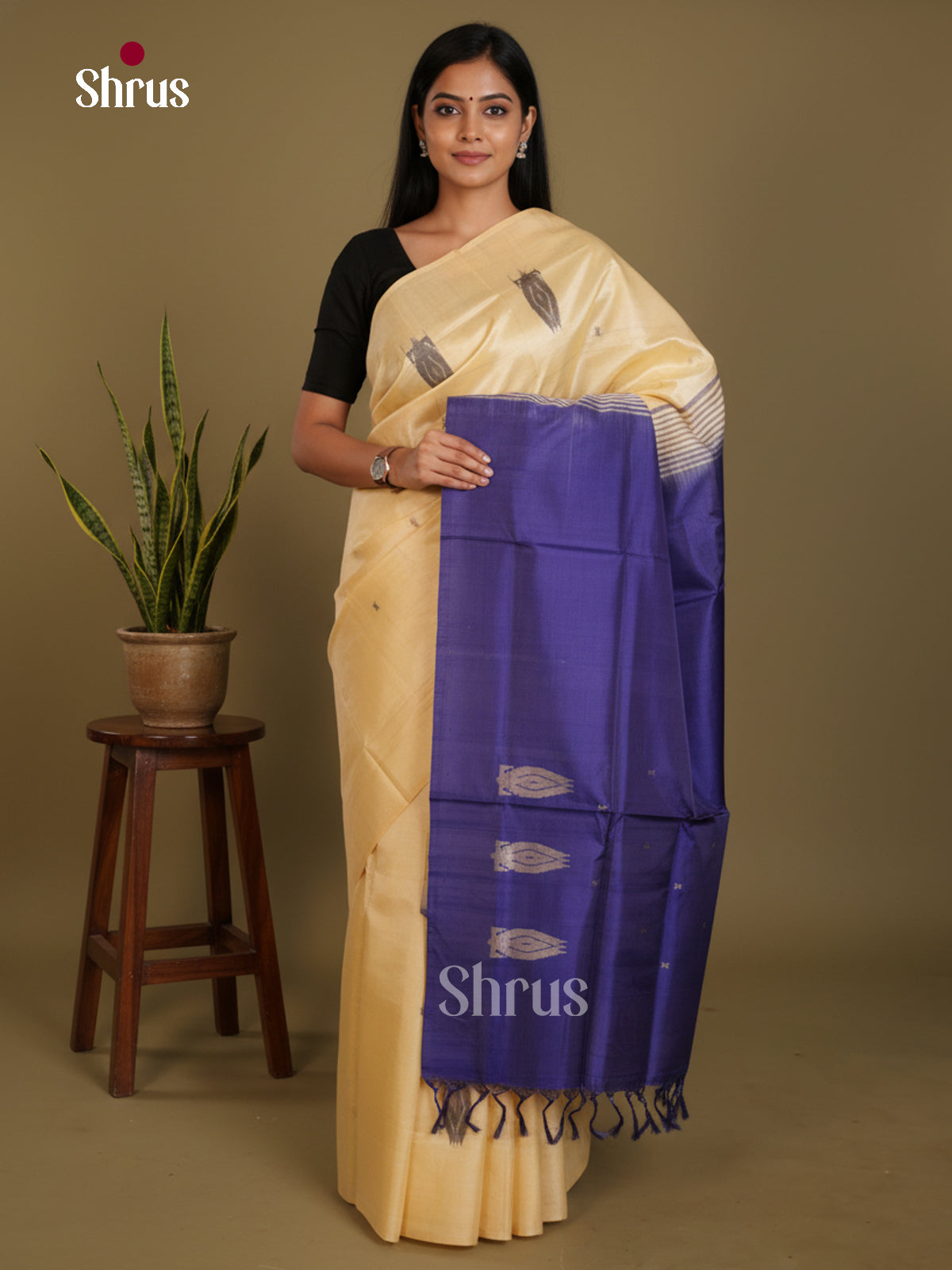 DLS04149 - Banana Pith without blouse Saree - Shop on Shrus.com