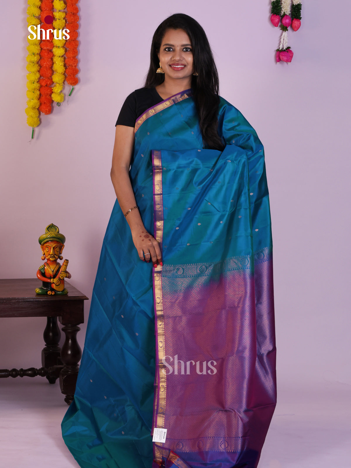 DLS16087 - Kanchipuram Butta design Saree