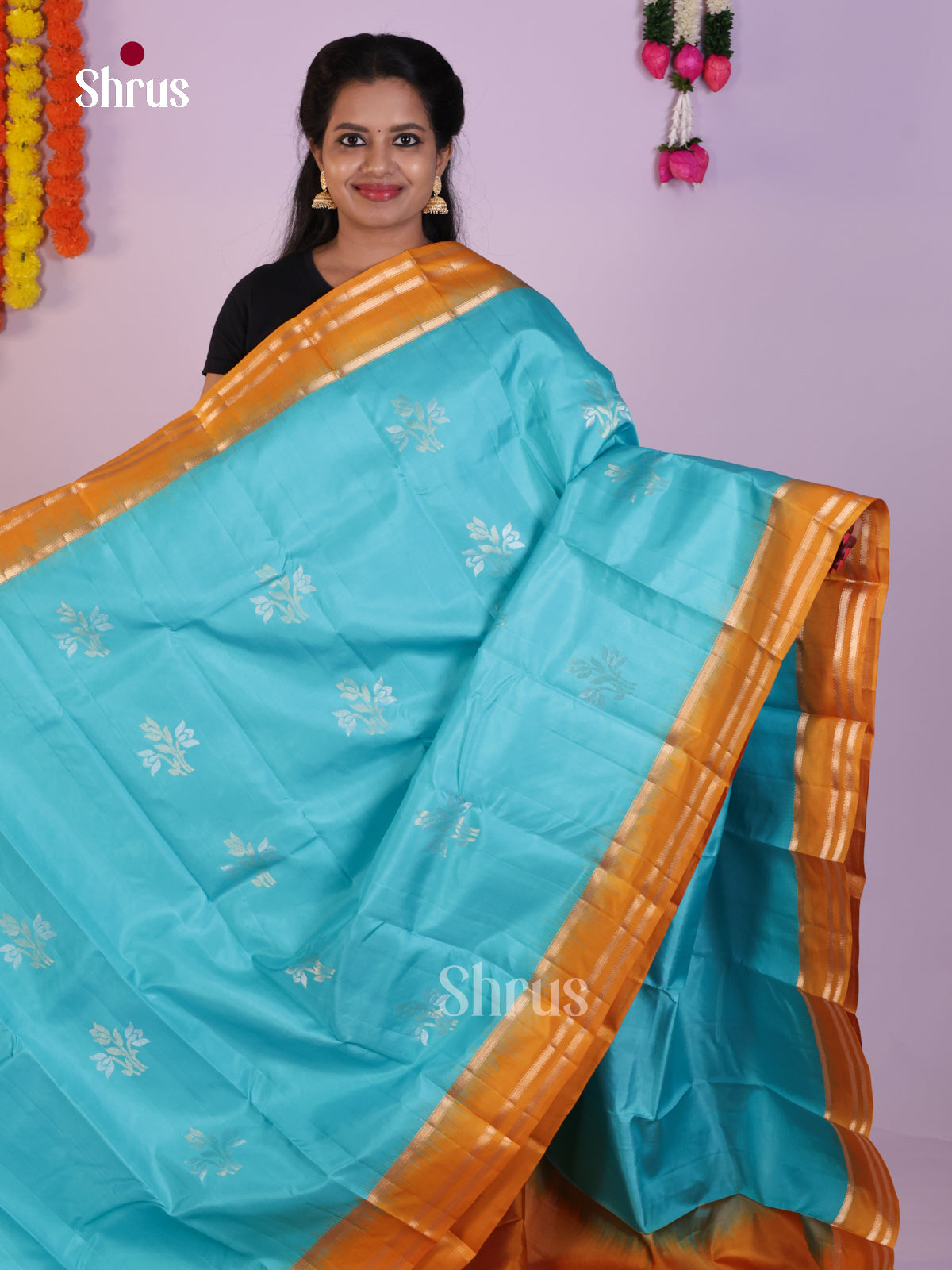 DLS16108 - Kanchipuram Butta design Saree