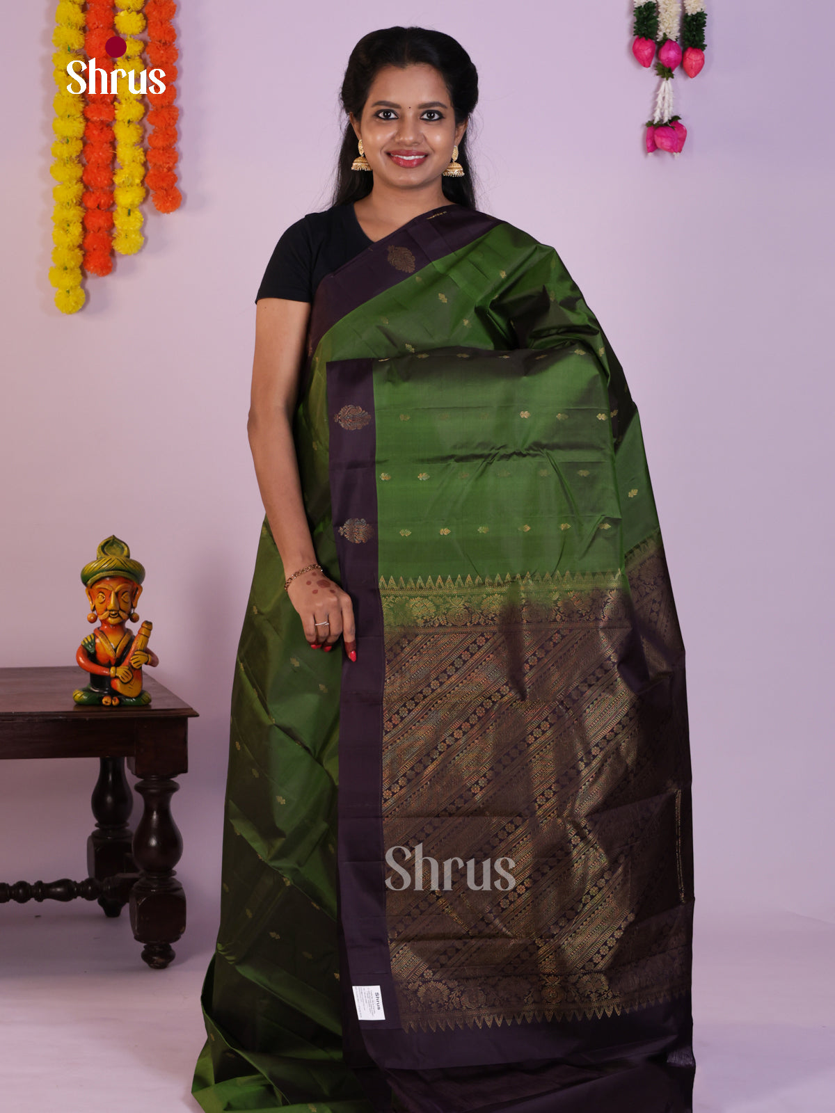 Regal Green Kanjivaram Saree With Zari Woven Paisley Motifs In Purple Border