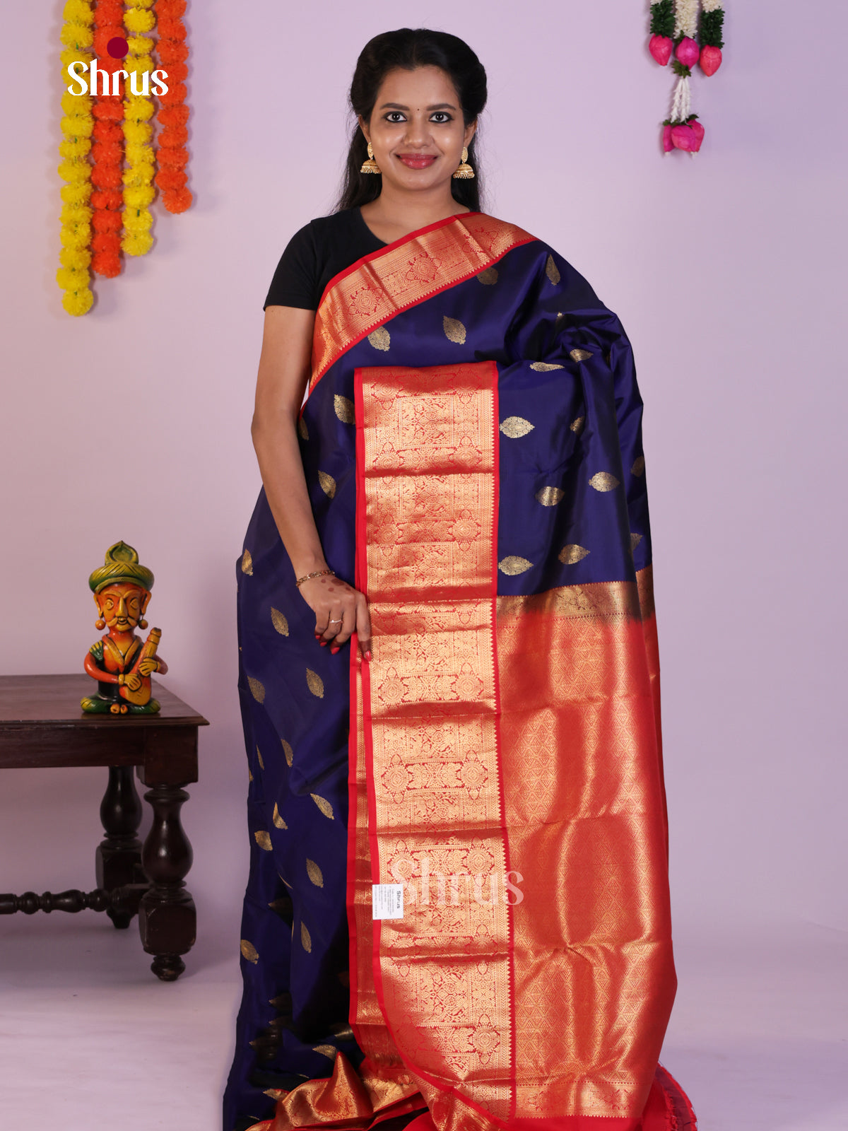 Exquisite Royal Blue Kanjivaram Silk Saree With Leaf Motifs & Red Brocade Pallu
