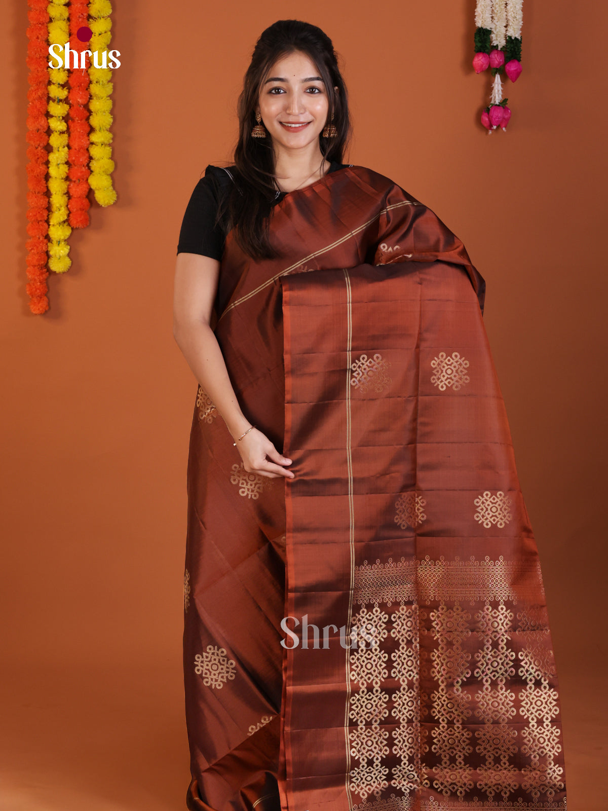 Classy Arakku single Tone Soft Silk Saree with zari kolam buttas & brocade pallu - Shop on Shrus.com