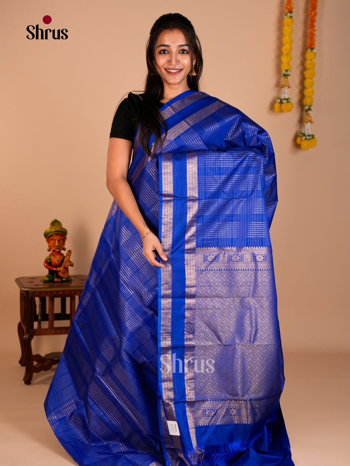 Buy Chic Deep Blue Kanchipuram Silk Saree With Zari Woven Grids, Rettaipet Border & Brocade Pallu