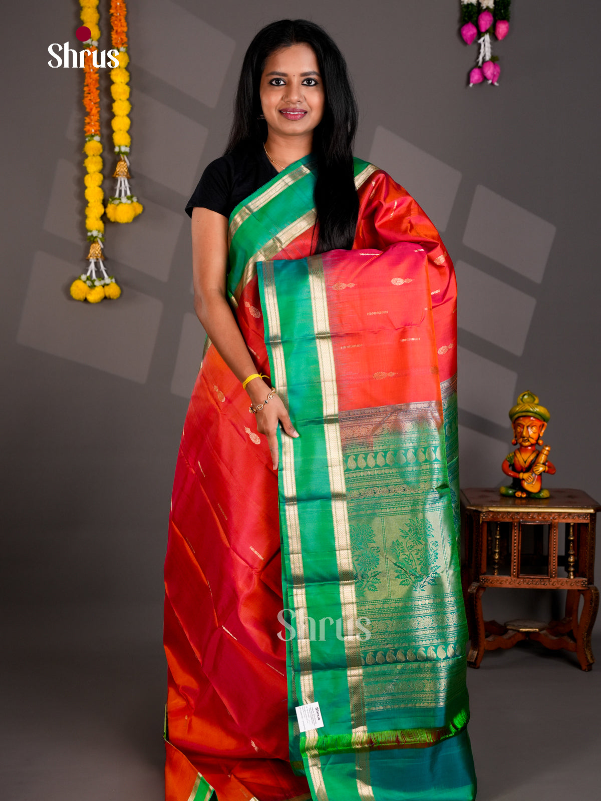 Buy Fiery Dual-Tone Orange Kanchipuram Silk Saree With Paisley Inspired Buttas & Green Brocade Pallu