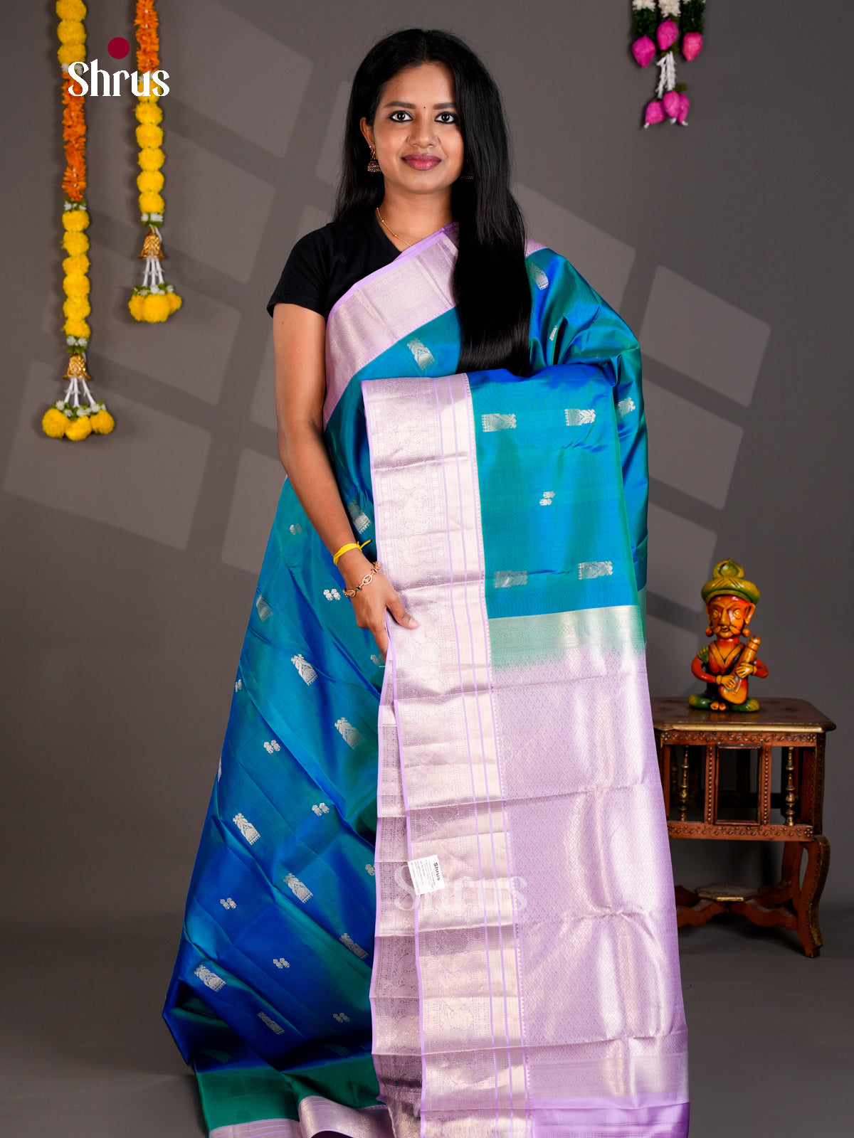 Buy Luminescent Dual Tone Blue Kanchipuram Silk Saree with Silver Motifs & Lavender Zari Pallu