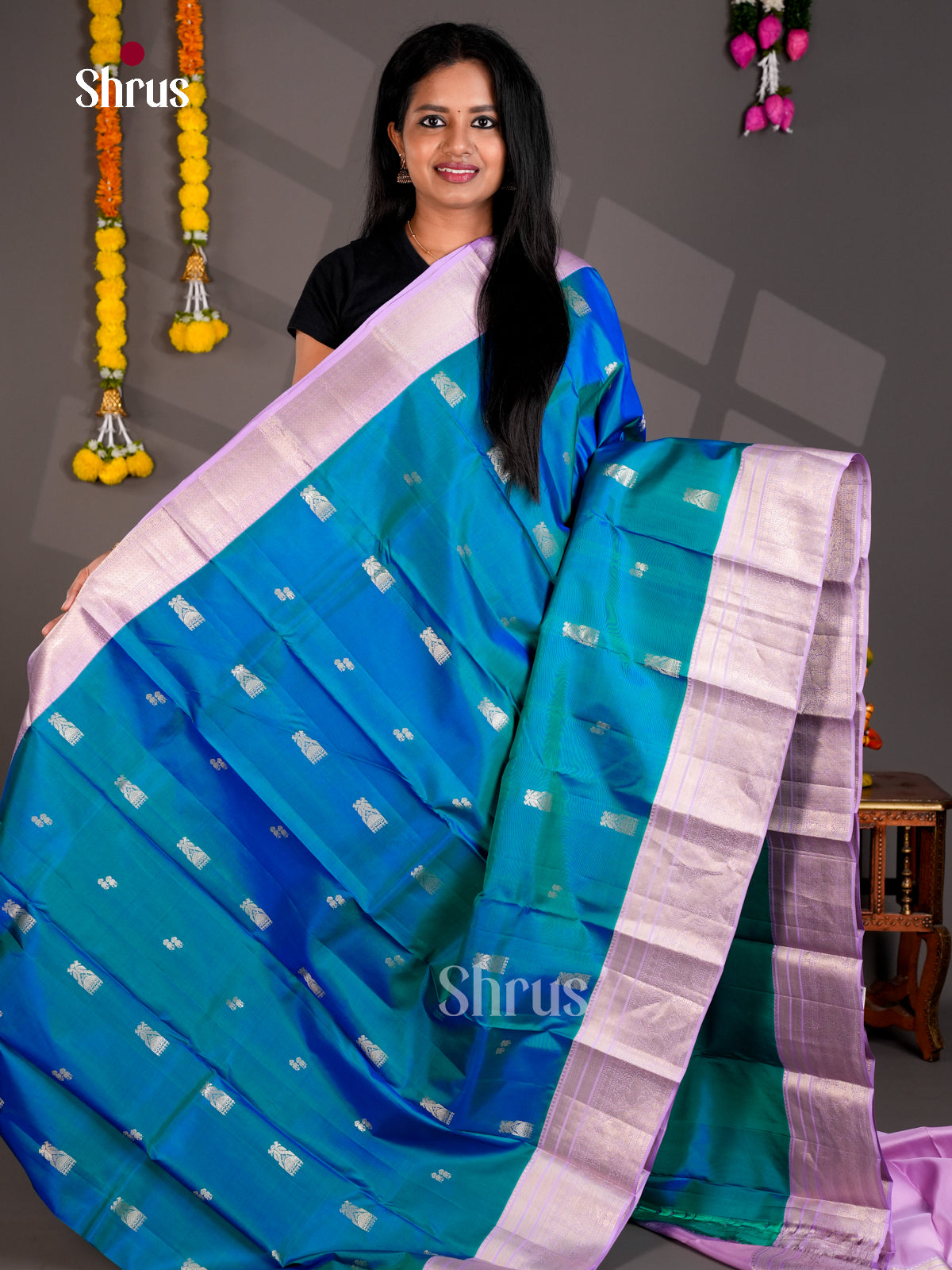 Buy Luminescent Dual Tone Blue Kanchipuram Silk Sarees with Silver Motifs & Lavender Zari Pallu