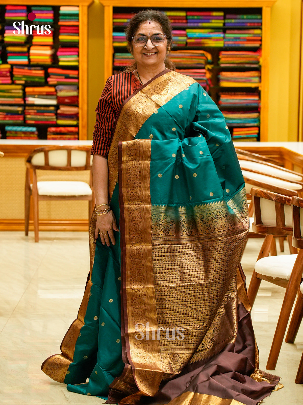 Peacock Green Halfpure Kanchipuram Silk Saree with Floral Buttas | Dark Brown Contrast Border — Contrast Border with Motifs