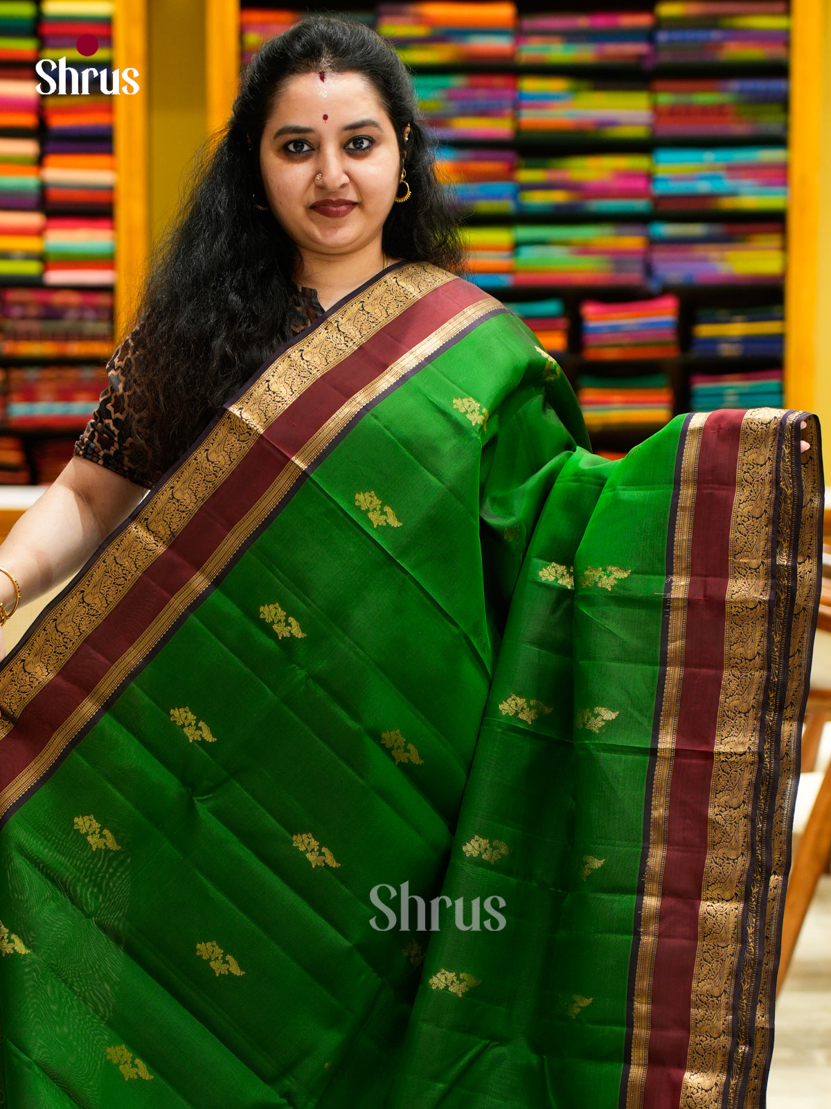 Chic Emerald Green HalfPure Kanchipuram Sarees With Gold Buttas & Dark Violet Brocade Pallu