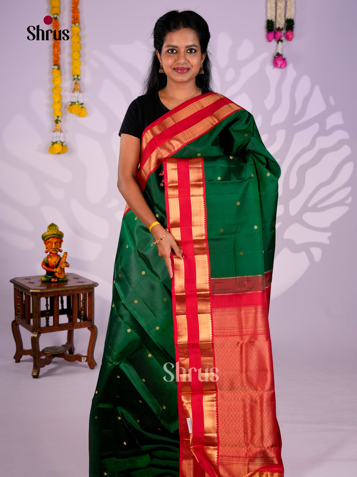 Buy Chic Emerald Green Kanchipuram Silk Saree With Small Buttas, Red Rettaipet Border & Brocade Pallu