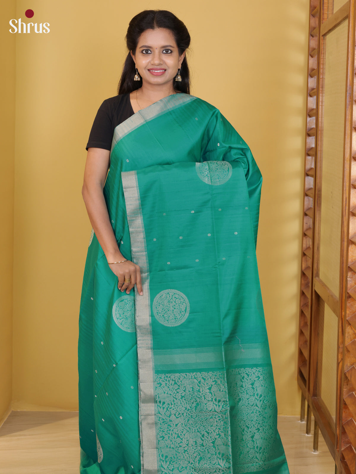 Buy Enchanting Emerald Green Soft Silk Saree With Circular Zari Motifs, Kaddi Zari & Brocade Pallu