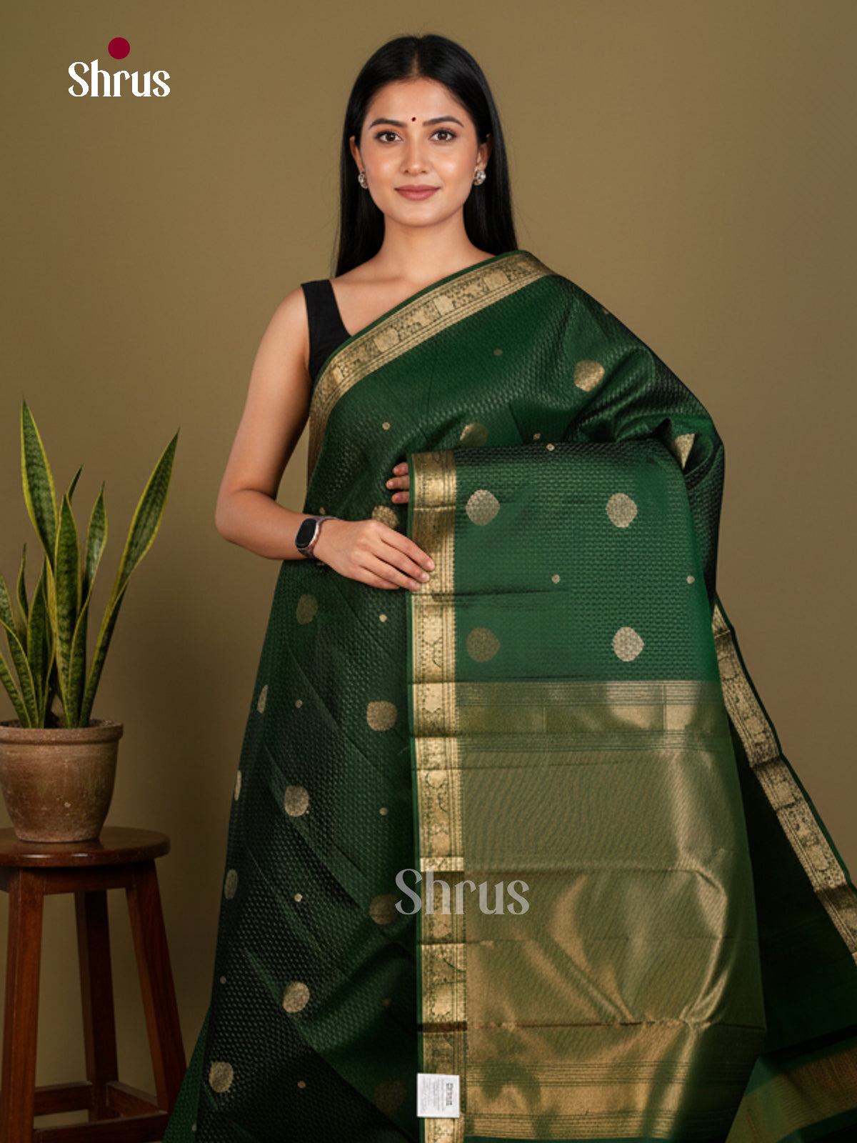 Buy Exquisite Green Kanchipuram Saree with Gold Buttas, Zari Border & Brocade Pallu 