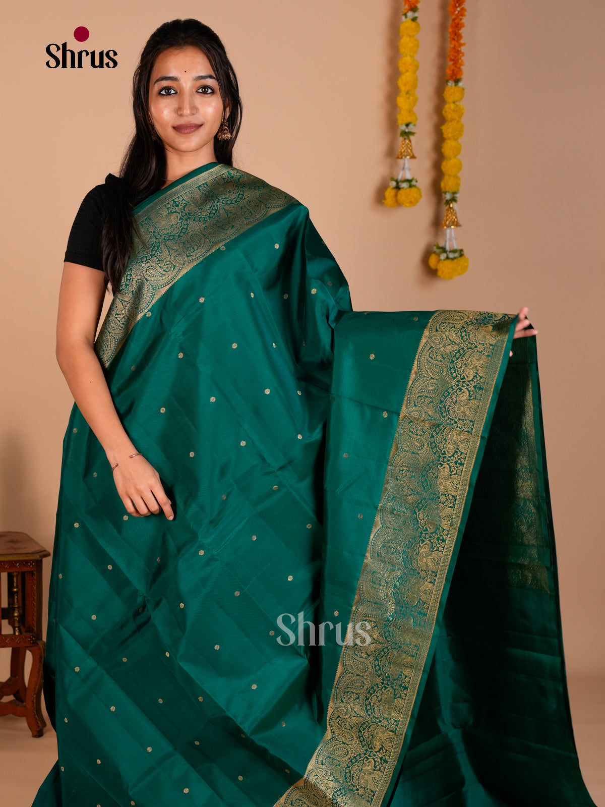 Buy Enchanting Green Kanchipuram Saree with Gold Buttas & Zari Brocade Pallu 