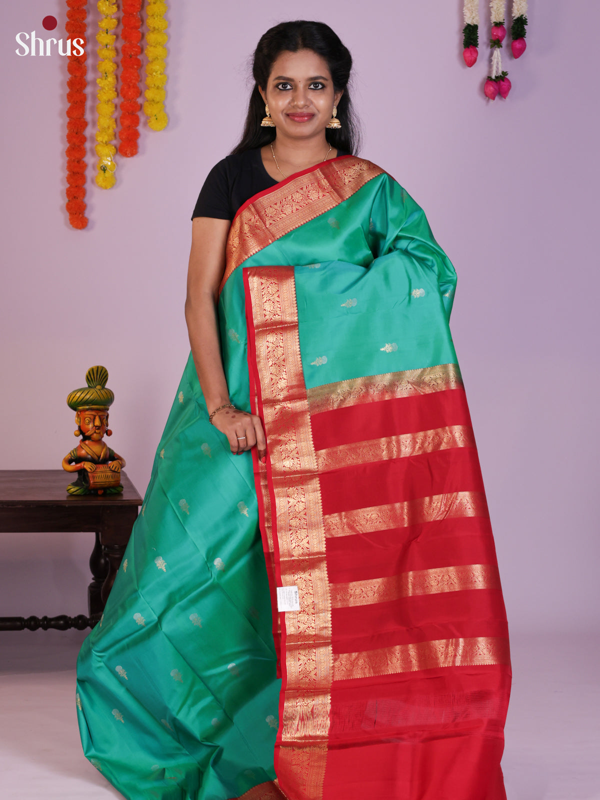 Buy Beautiful Green Kanchipuram Silk Saree With Floral Buttas, Red Zari Border & Brocade Pallu