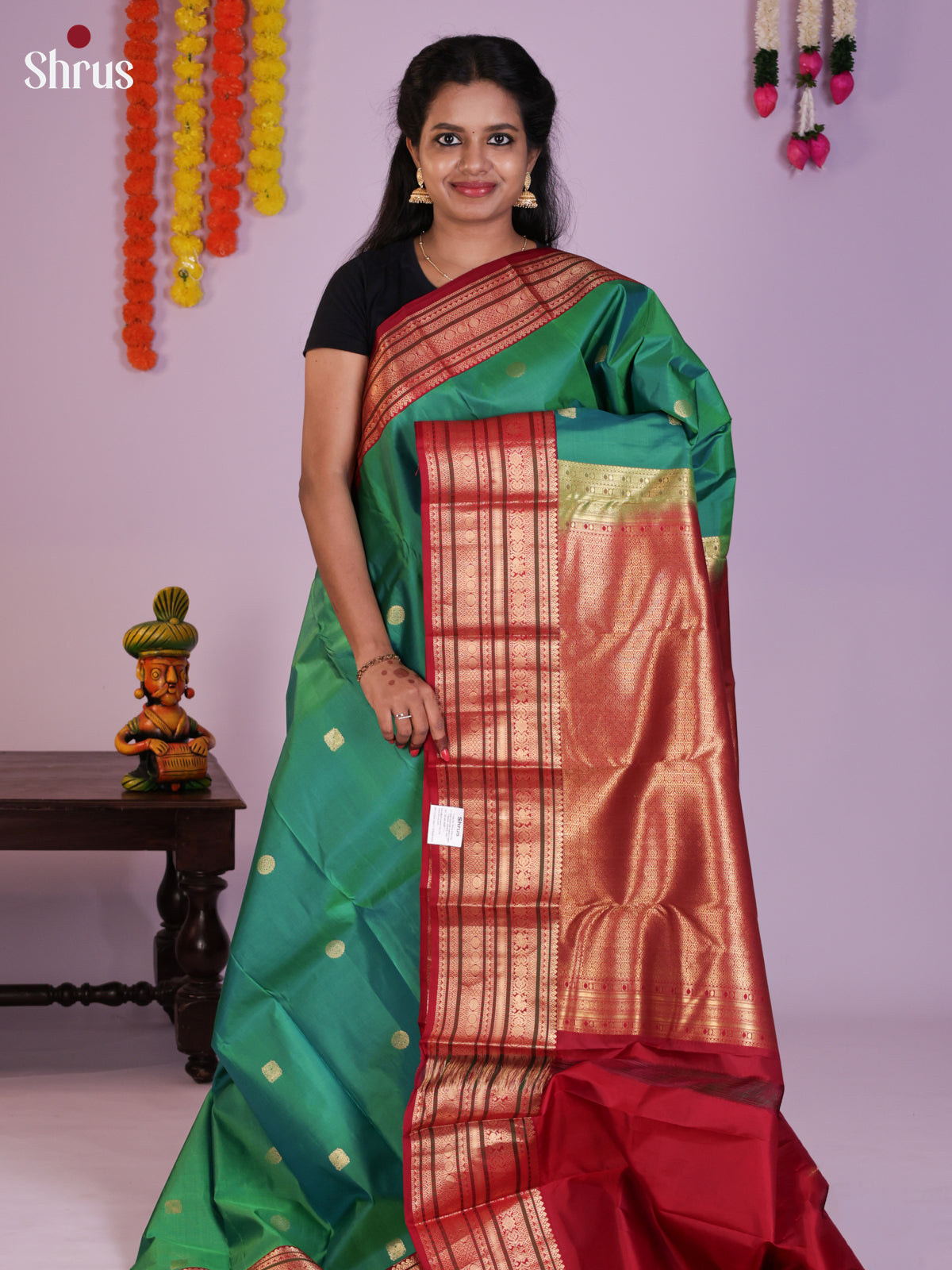 Buy Timeless Green Kanchipuram Silk Saree With Golden Buttas, Red Zari Striped Border & Brocade Pallu