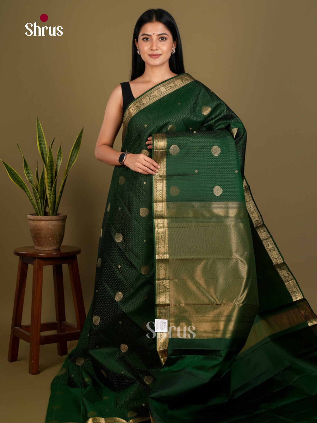 Buy Exquisite Green Kanchipuram Silk Saree with Gold Buttas, Zari Border & Brocade Pallu 