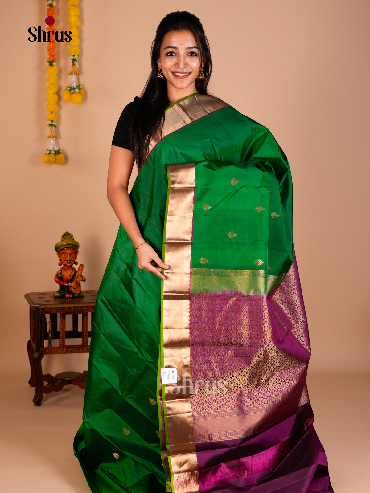 Buy Striking Green Kanchipuram silk Saree With Leaf Buttas, Purple Kaddi Zari Border & Brocade Pallu