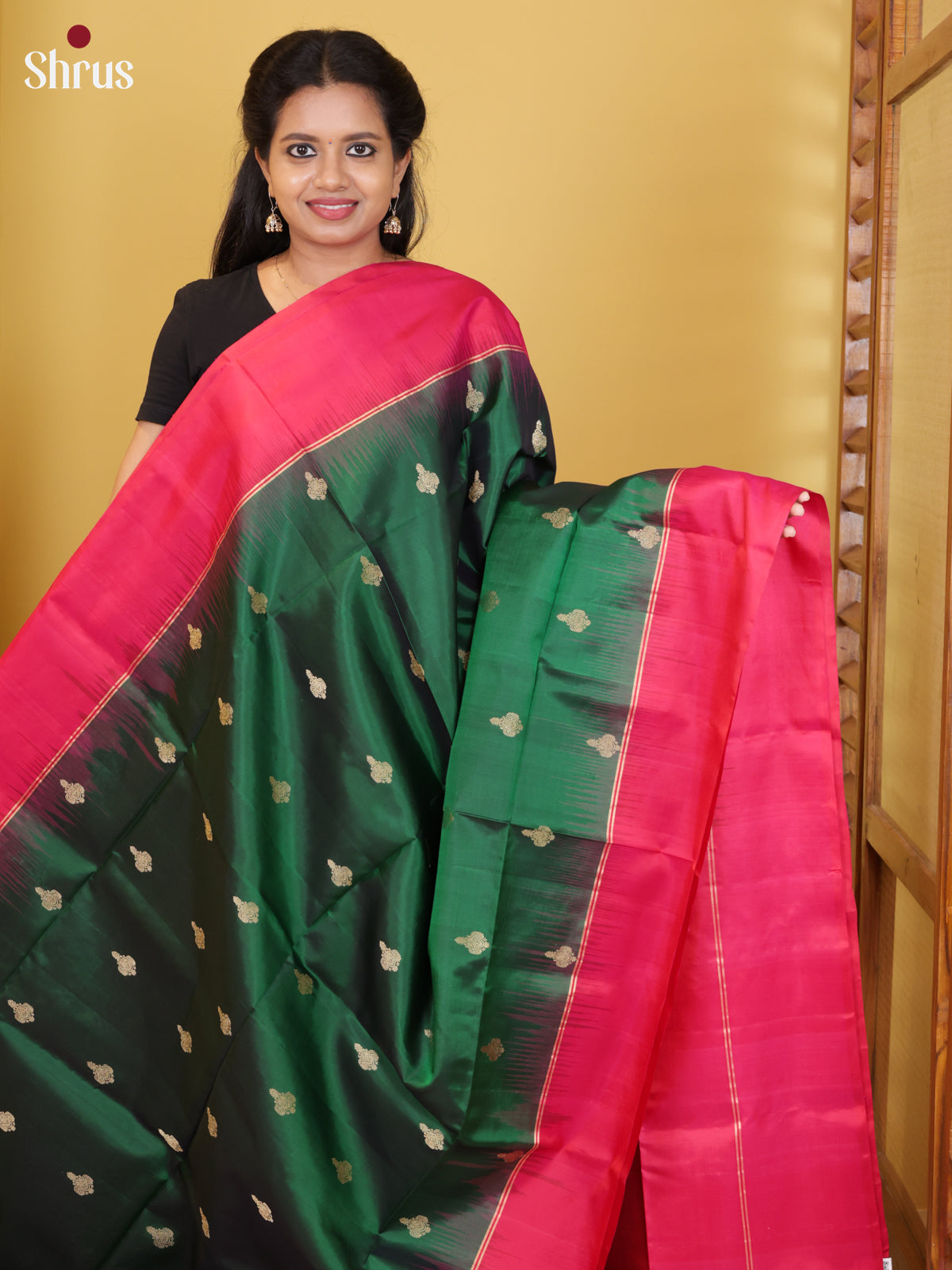 Buy Classy Green Pure Soft Silk Saree with Gold Buttas & Orangish Pink Pallu With Thazhampoo Pattern