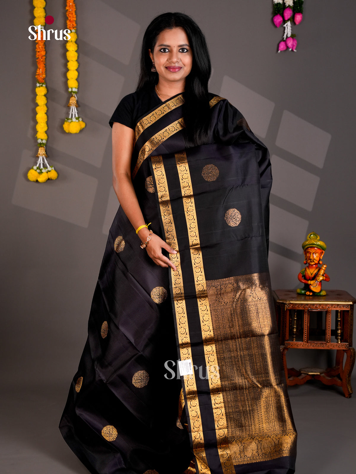 Buy Elegant Jet Black Kanchipuram Saree with Antique Gold Zari Motifs, Rettapet Border & Brocade Pallu