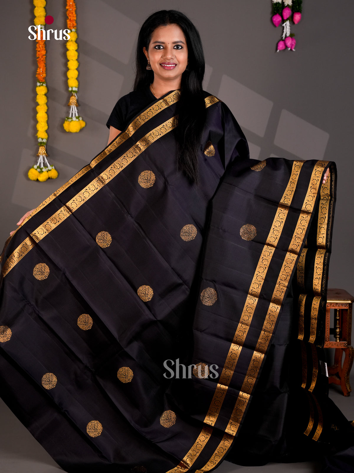 Buy Elegant Jet Black Kanchipuram Sarees with Antique Gold Zari Motifs, Rettapet Border & Brocade Pallu