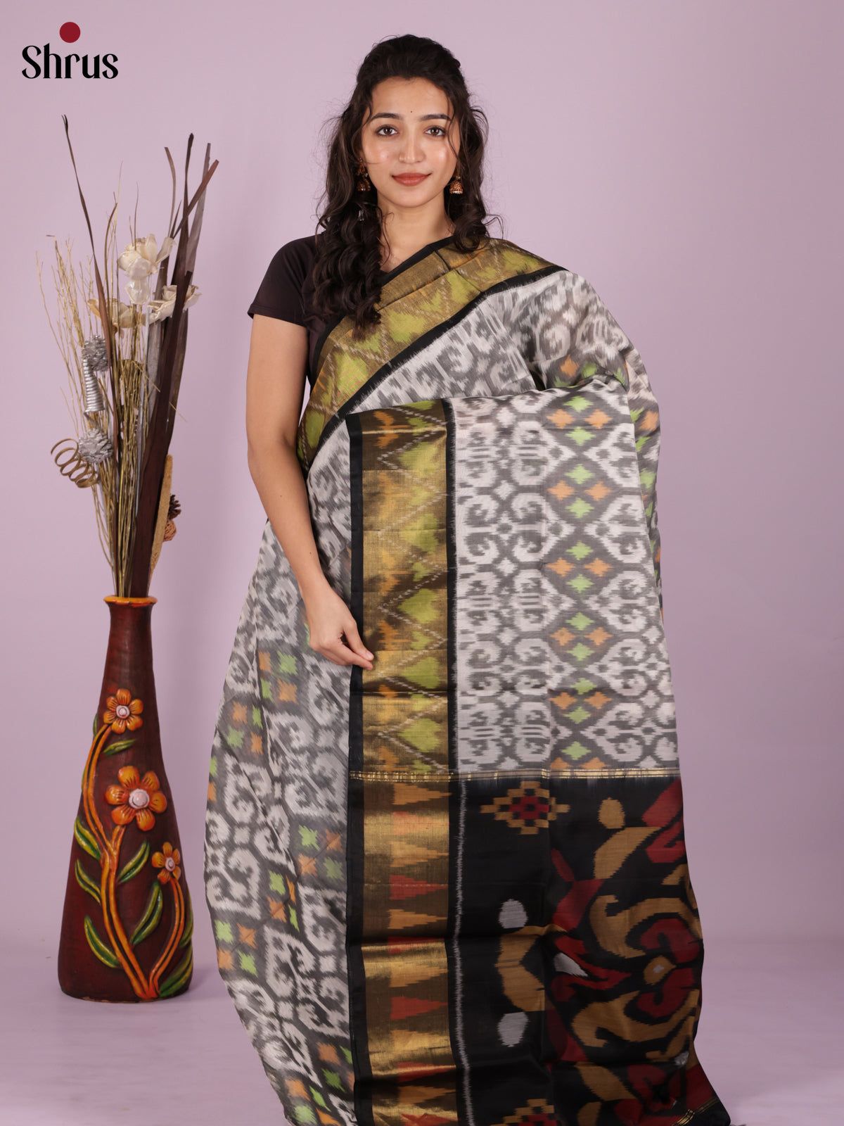Buy Light Grey Pochampally Silk Cotton Saree With Floral Ikat Motifs, Black Border & Pallu