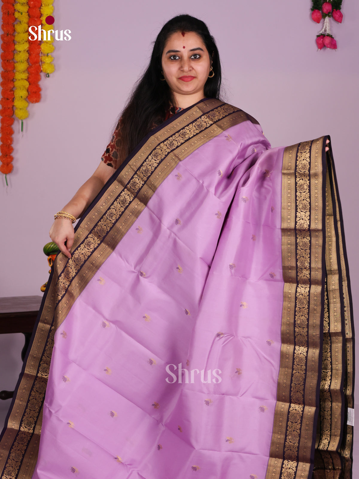Buy Enchanting Lilac Kanchipuram Saree With Gold Buttas, Deep Purple Border & Brocade Pallu