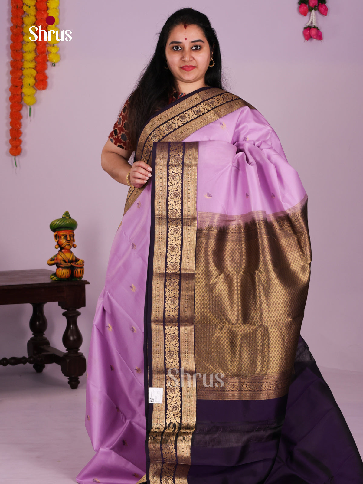 Buy Enchanting Lilac Kanchipuram Silk Saree With Gold Buttas, Deep Purple Border & Brocade Pallu