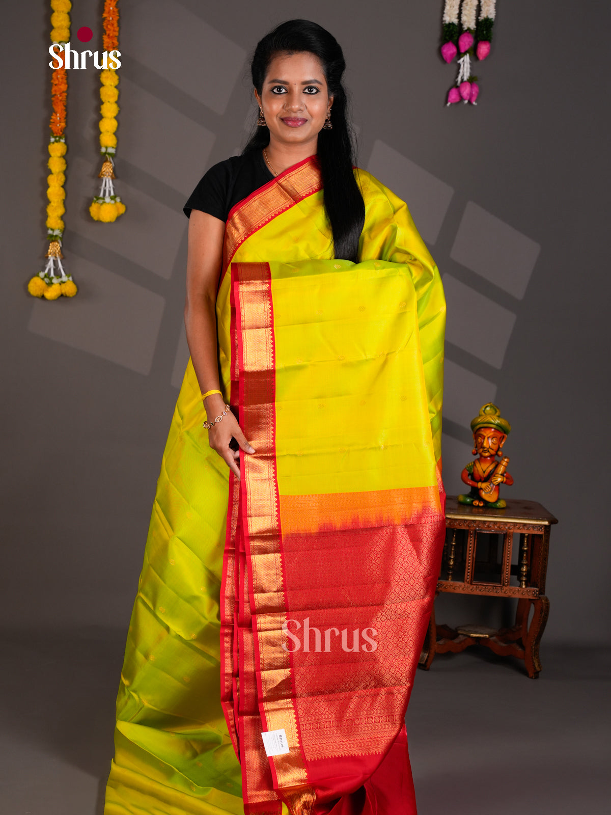 Buy Vivid Lime Green Kanchipuram Silk Saree With Gold Buttas, Red Temple Zari Border & Brocade Pallu