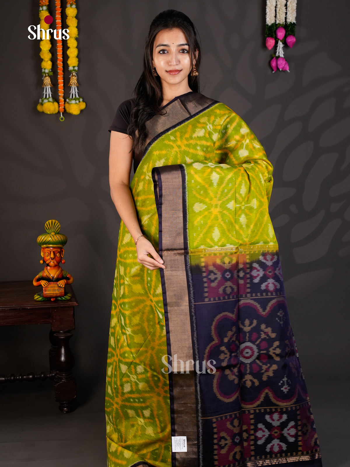 Buy Vivid Lime Yellow Pochampally Silk Cotton Saree With Deep Navy Blue Kaddi Border & Ikat Pallu