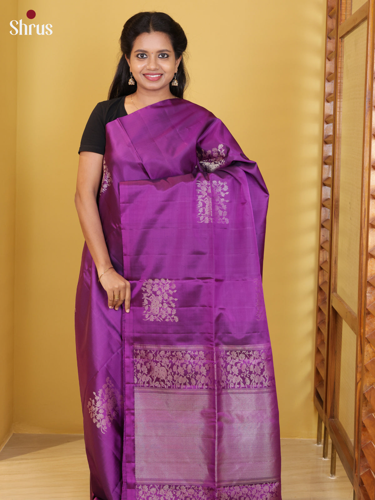Buy Chic Magenta Borderless Soft Silk Saree With Square Floral Medallion & Brocade Pallu