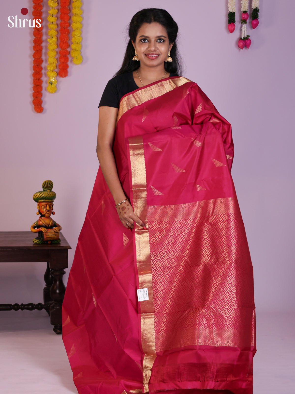 Buy Chic Magenta Pink Kanchipuram Saree With Triangle Buttas, Solid Zari Border & Brocade Pallu