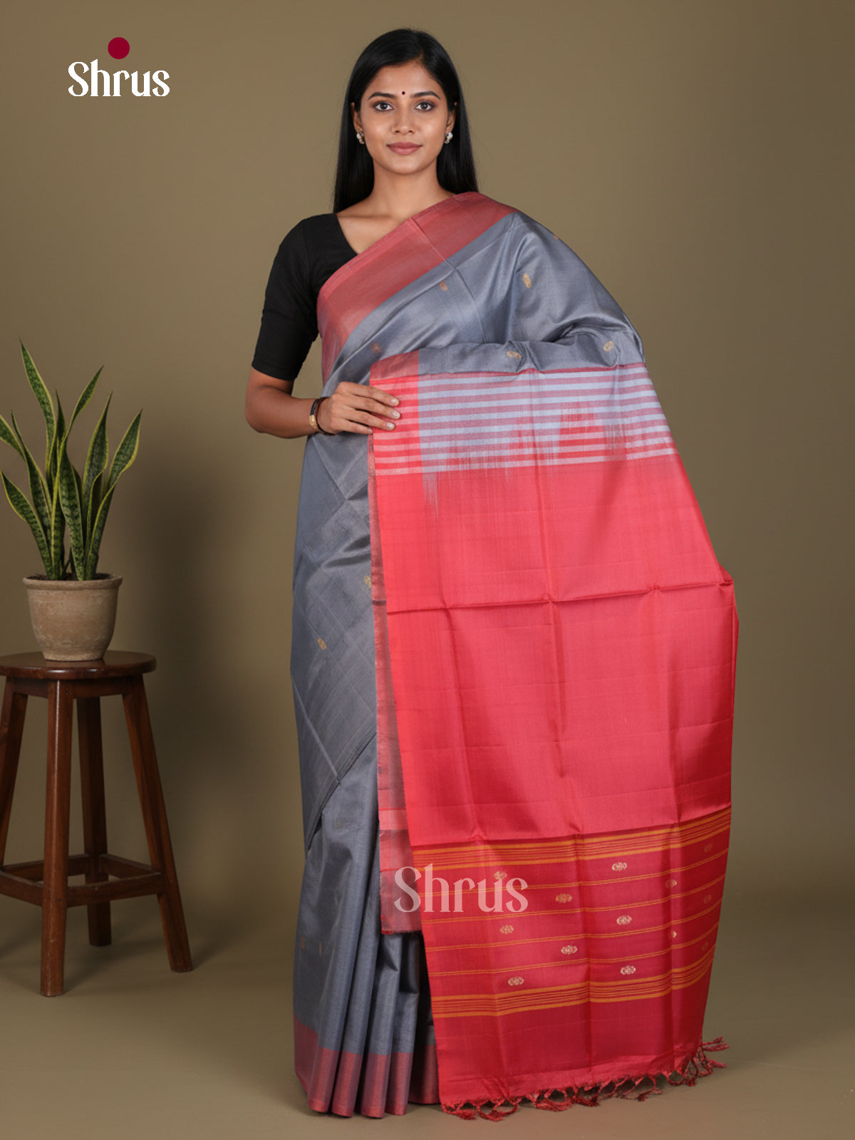 Buy Shimmery Metallic Grey Banana Pith Saree With Coral Pink Border & Traditonal Pallu
