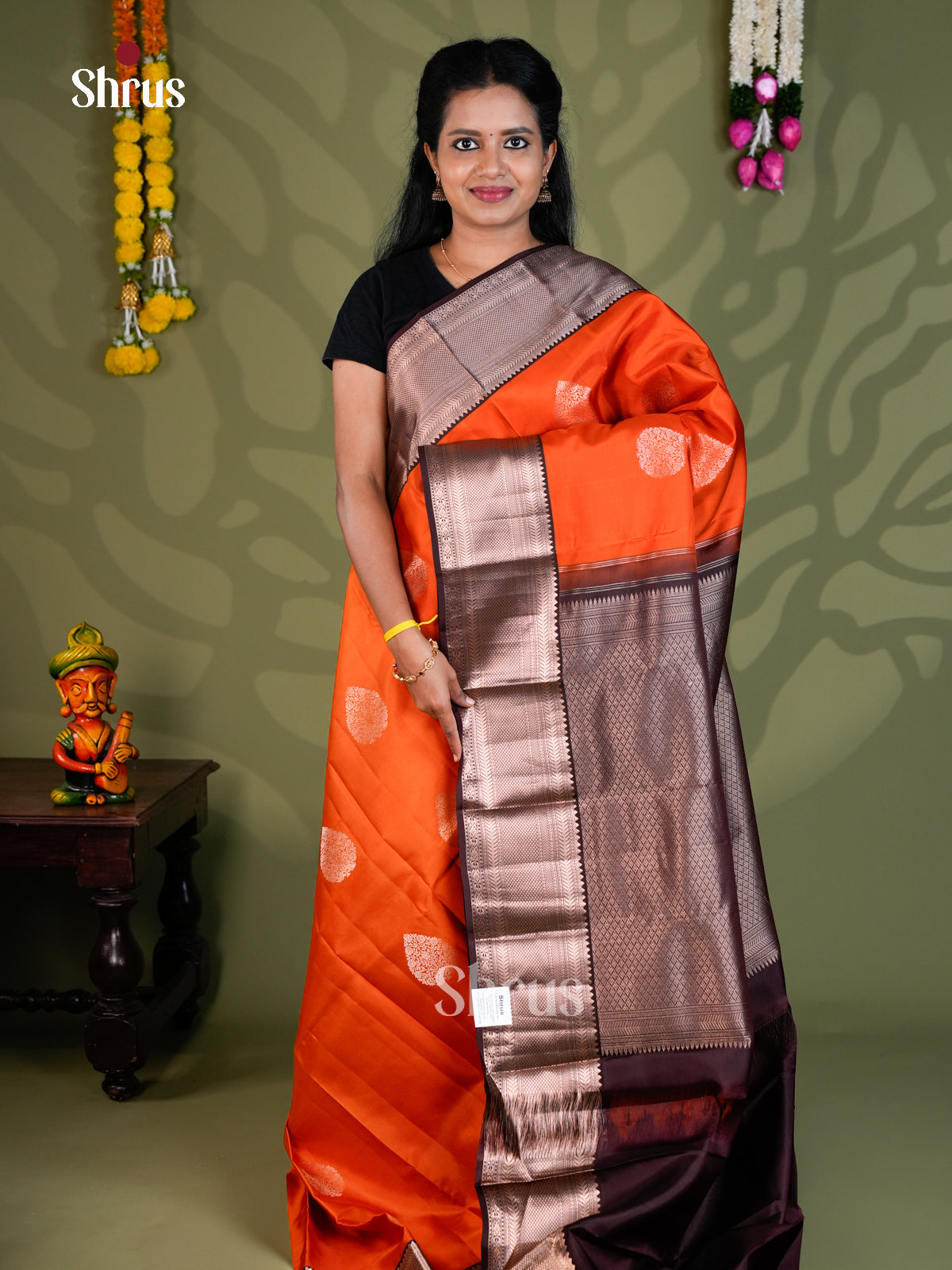 Buy Pretty Orange Kanchipuram Silk Saree with Paisley Floral Drop Motifs, Brown Border & Brocade Pallu