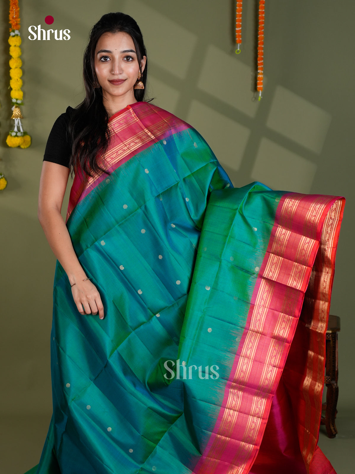 Buy Vivid Peacock Green Pure Silk Saree With Gold Buttas, Magenta Rettapet Border & Brocade Pallu