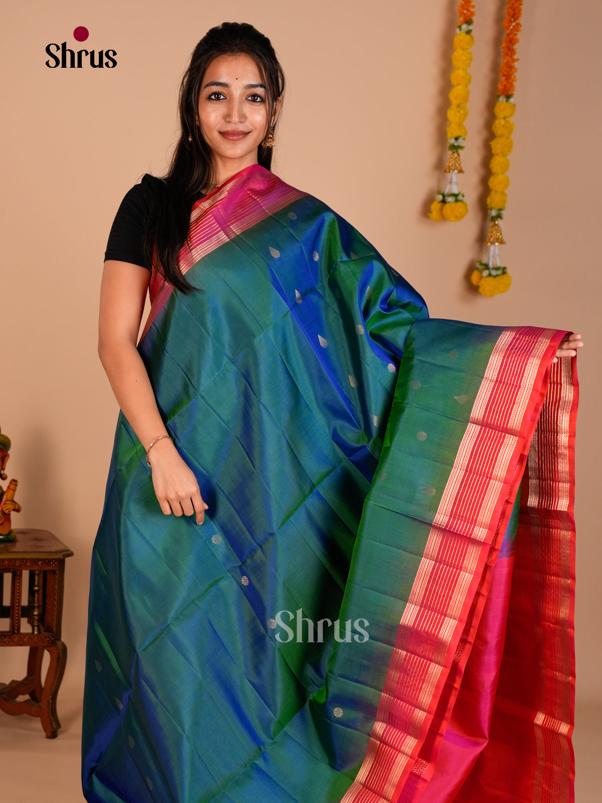 Buy Regal Peacock Green Pure Soft Silk Saree with Floral Buttas & Orangish Pink Zari Brocade Pallu