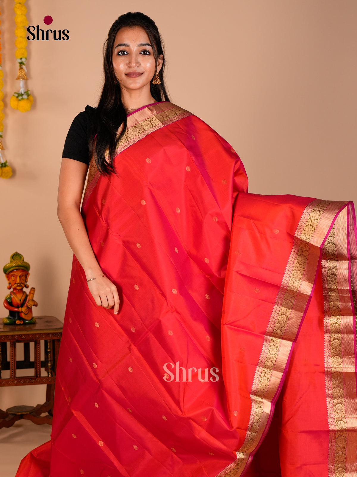 Buy Luxurious Red Kanchipuram Saree with Golden Buttas, Zari Border & Magenta Brocade Pallu