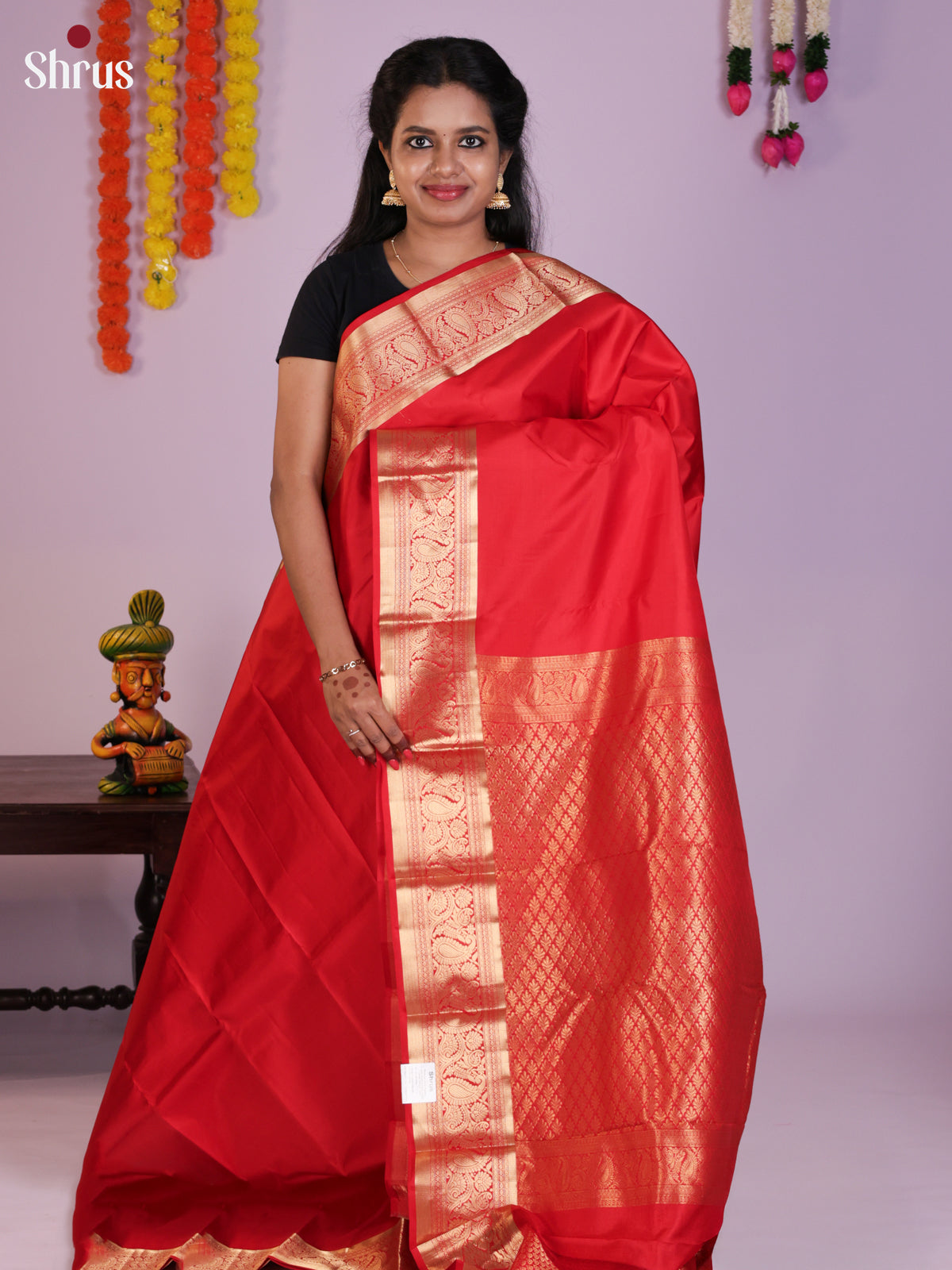 Buy Breathtaking Red Kanchipuram Silk Saree With Grand Zari Border & Brocade Pallu