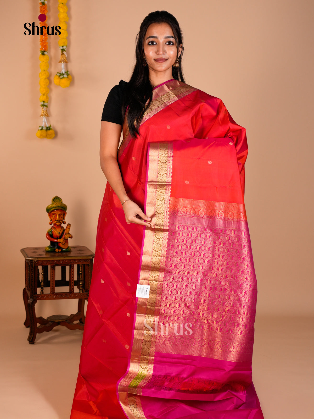 Buy Luxurious Red Kanchipuram Silk Saree with Golden Buttas, Zari Border & Magenta Brocade Pallu