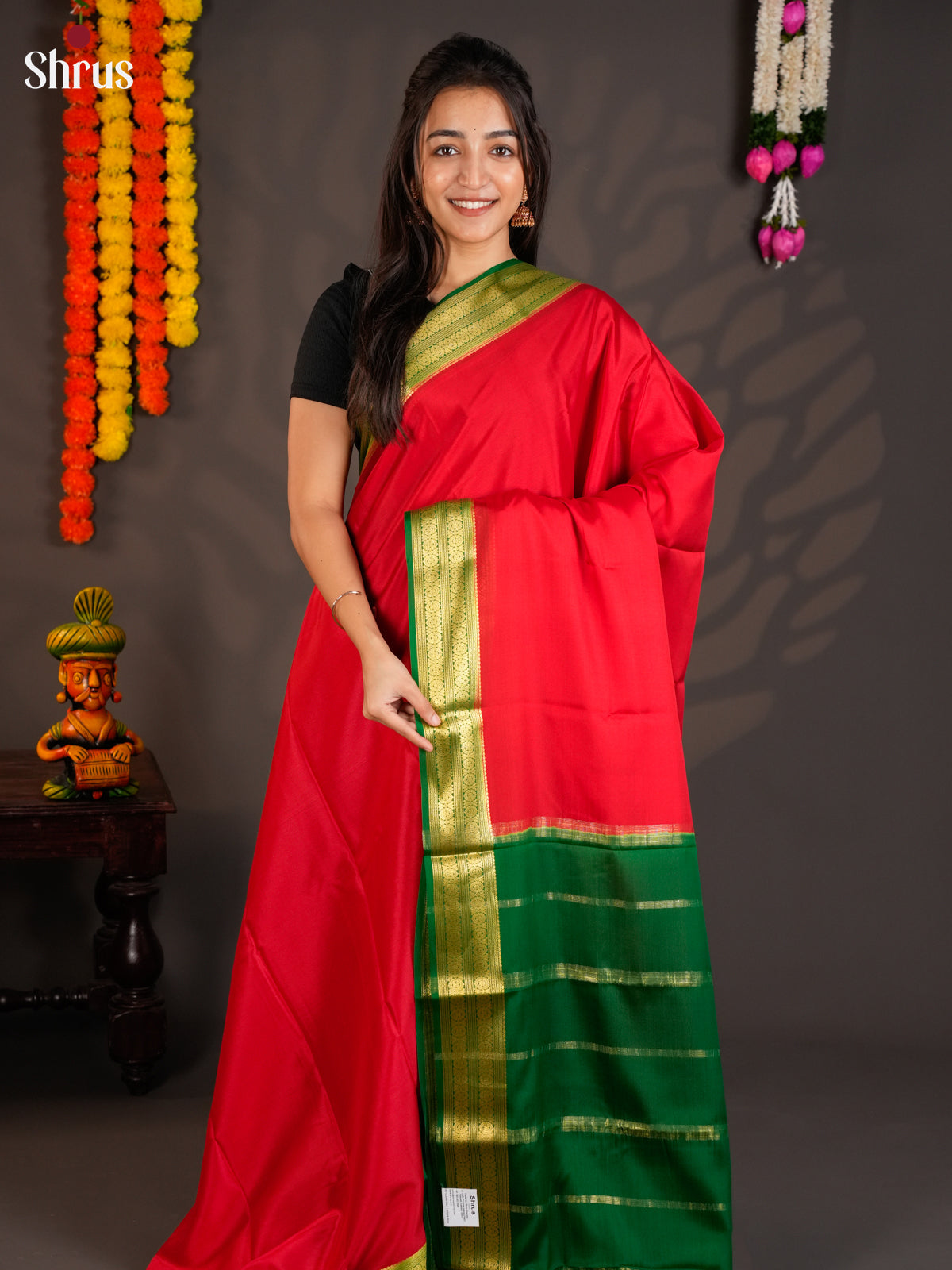 Buy Enchanting Red Mysore Crepe Silk Saree with Plain Body, Green Zari Border & Chit Pallu