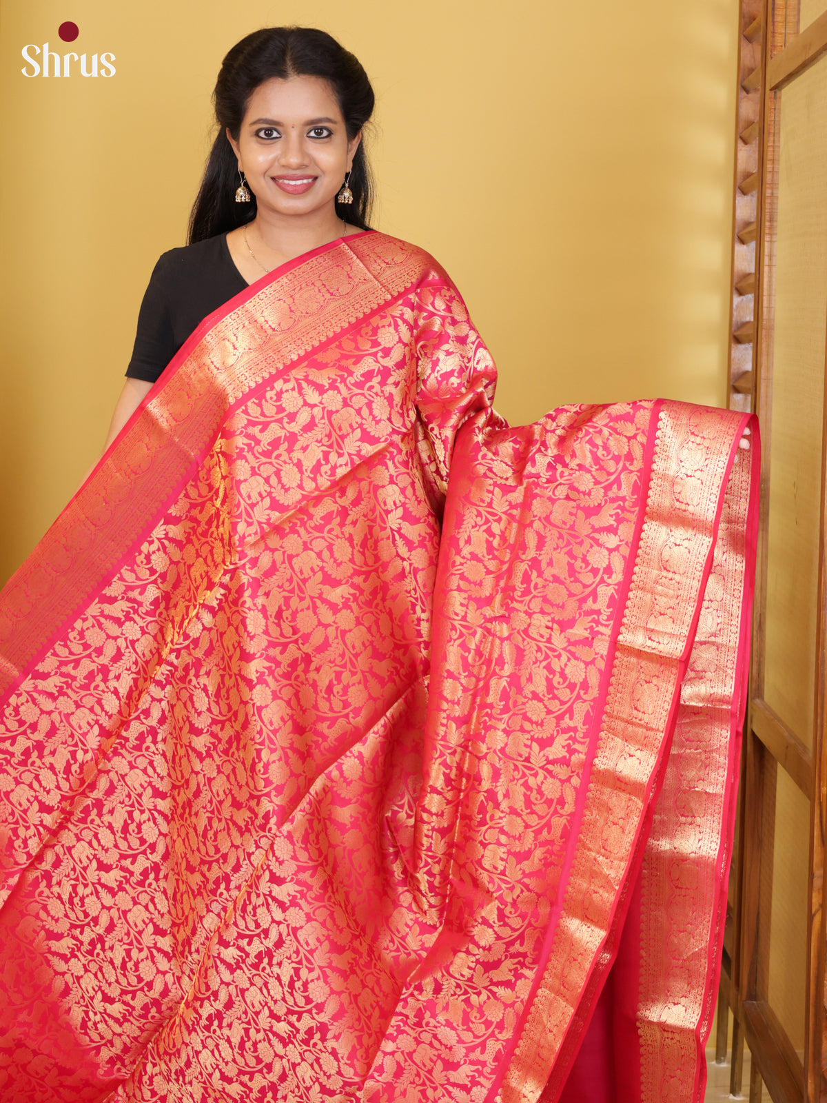 Buy Magnificent Rose Pink Pure Soft Silk Saree With Golden Floral Nestling, Zari Border & Grand Pallu