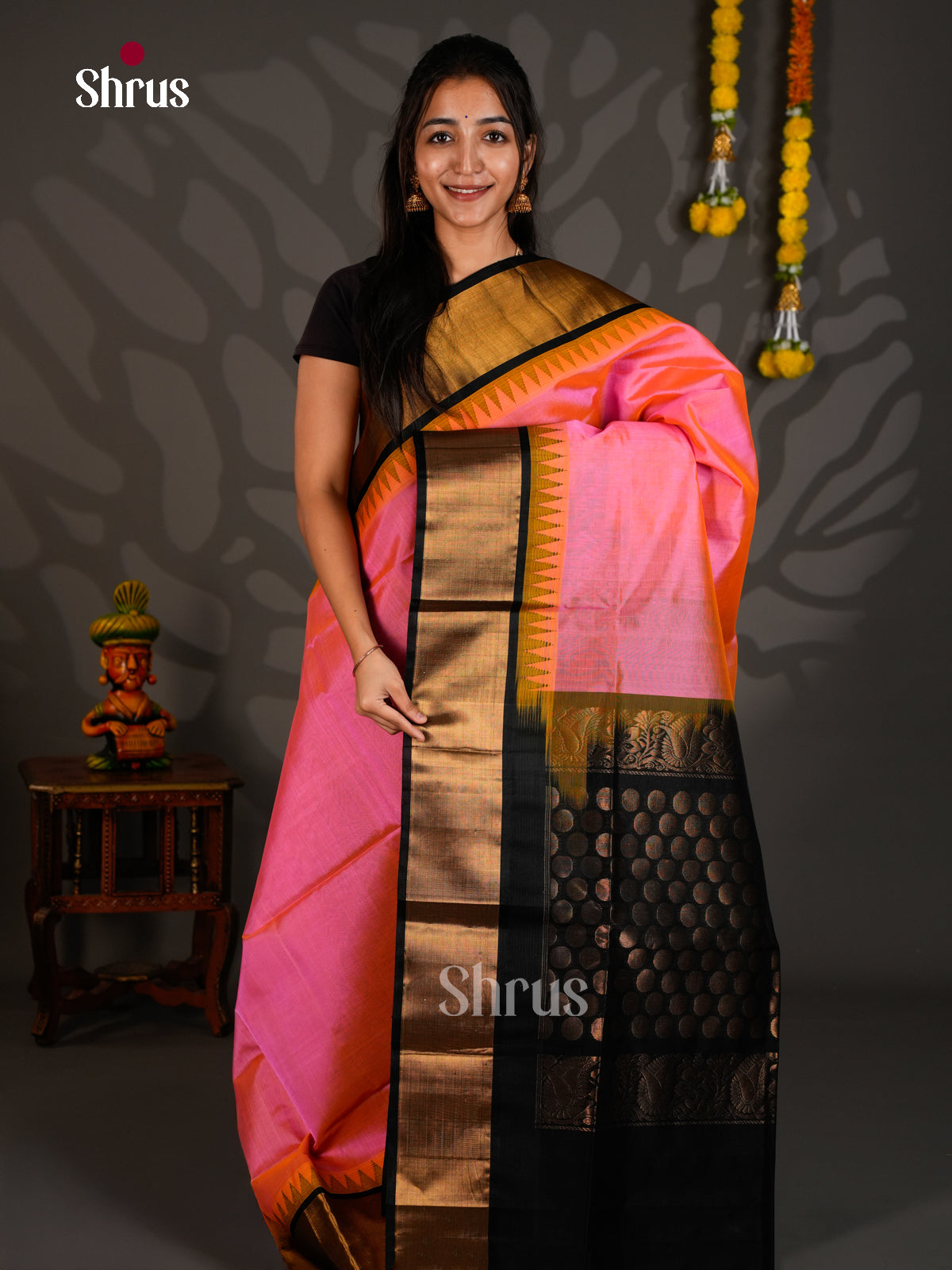 Buy Ravishing Rose Pink Silk Cotton Saree with Plain Body, Black Temple Border & Pallu