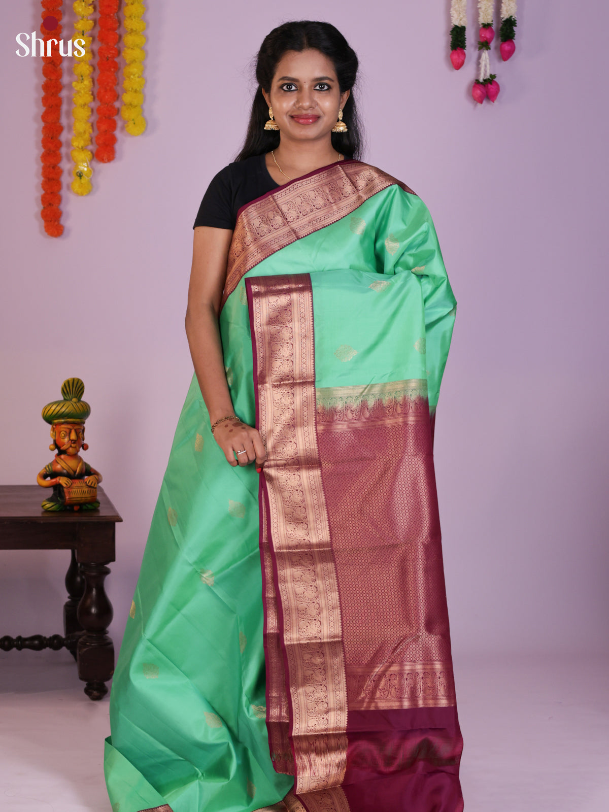 Buy Brilliant Sea Green Kanchipuram Saree With Floral Buttas, Maroon Zari Border & Brocade Pallu