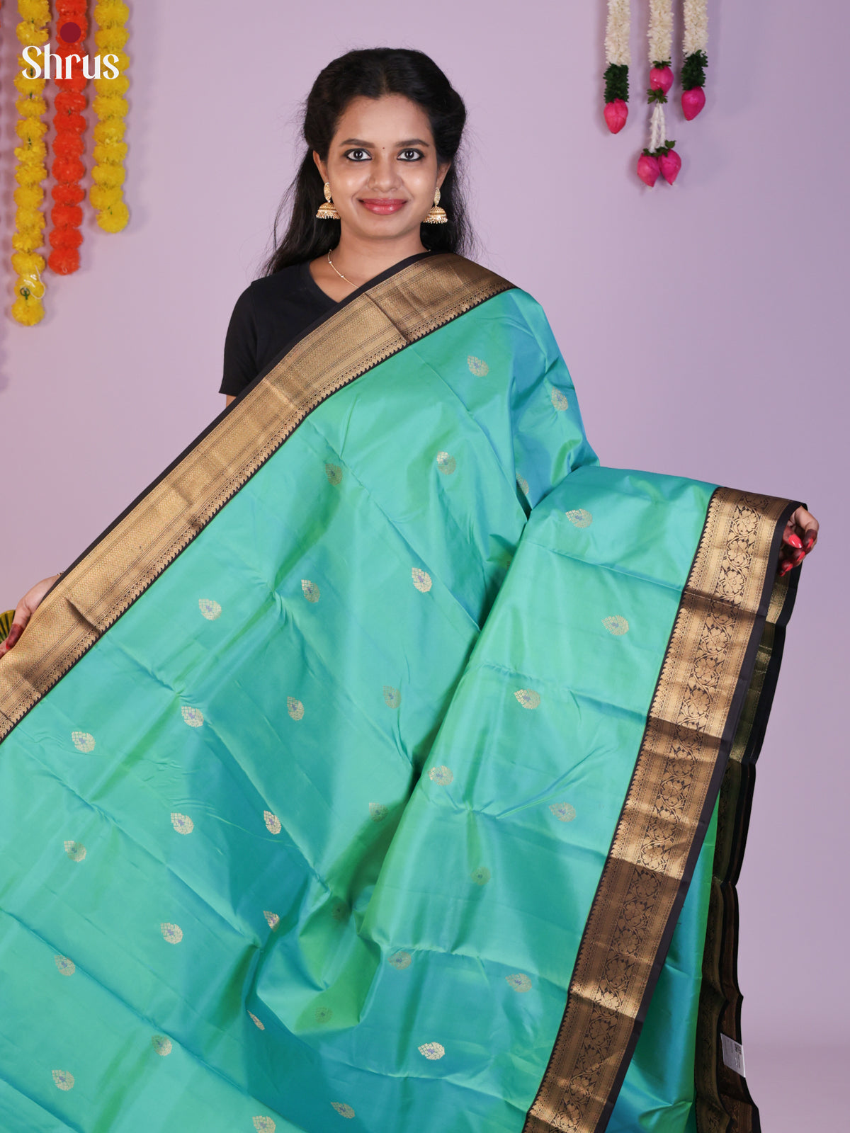 Buy Splendid Sea Green Kanchipuram Saree With Gold Buttas, Black Zari Border & Brocade Pallu