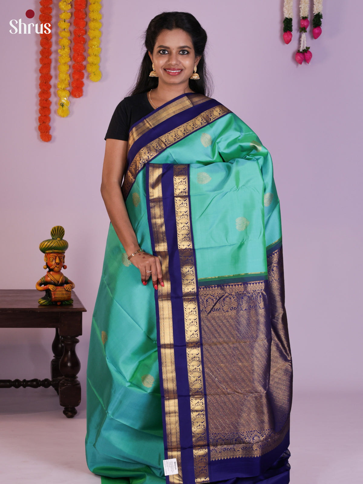 Buy Exquisite Sea Green Kanchipuram Saree With Paisley Buttas, Navy Blue Rettaipet Border & Pallu