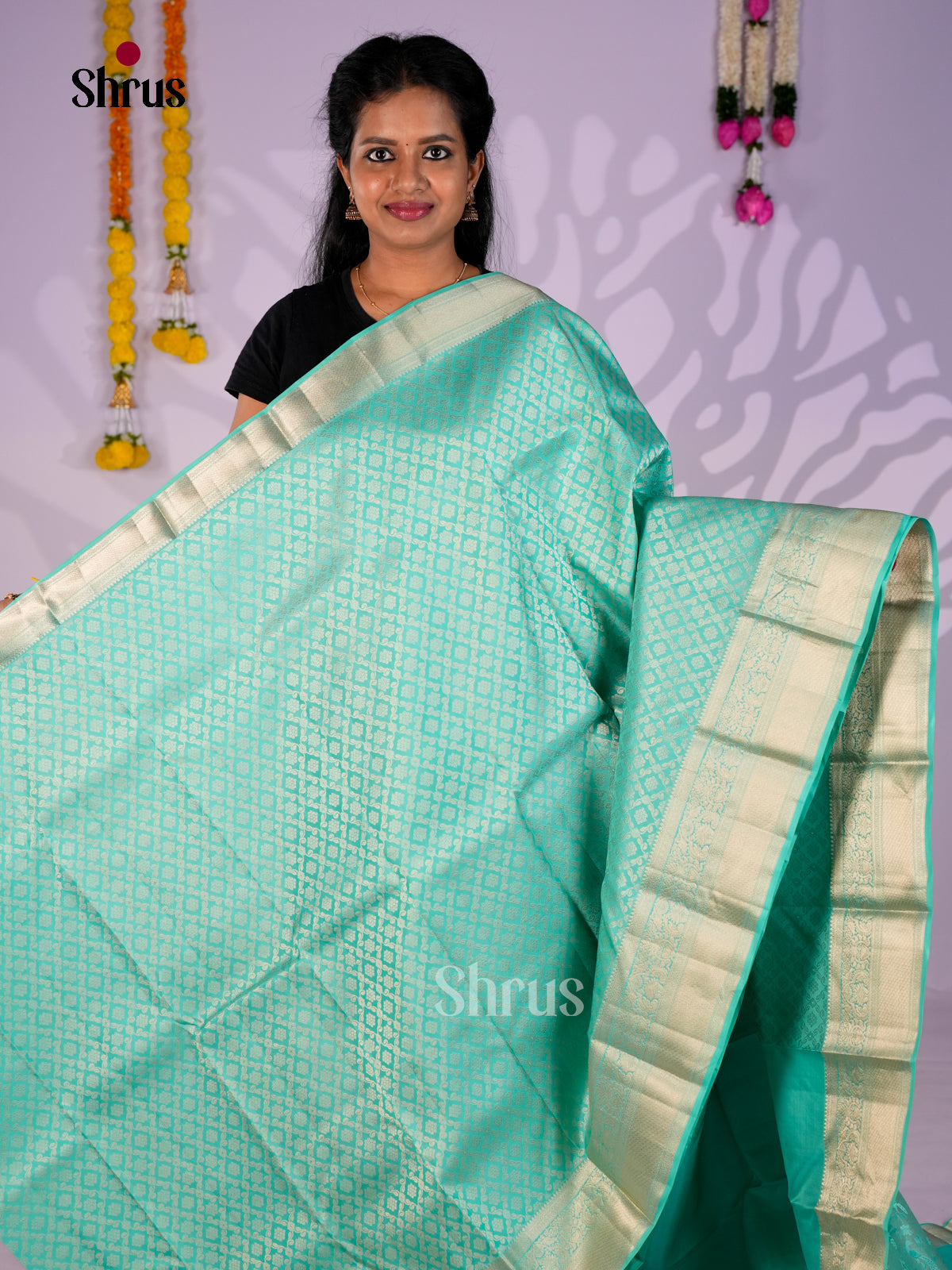 Buy Radiant Sea Green Kanchipuram Saree with Diamond Grid Pattern, Zari Border & Brocade Pallu