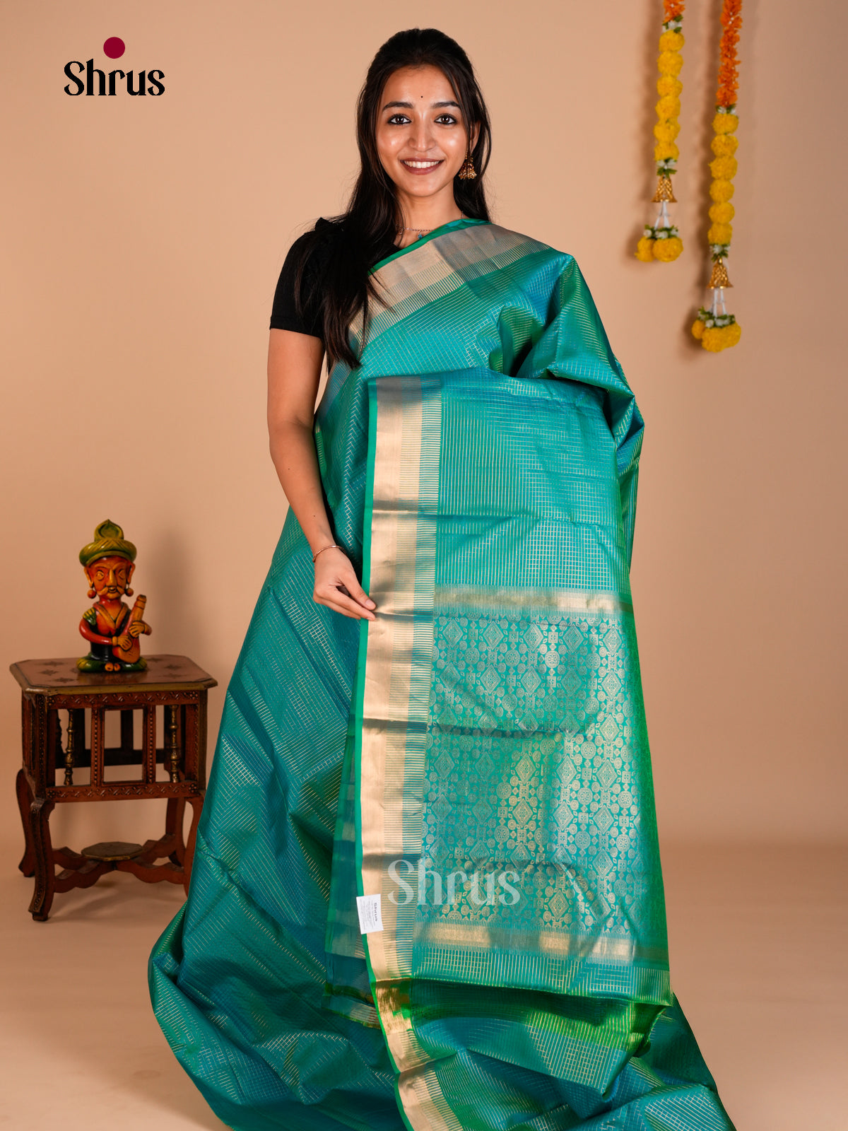 Buy Exquisite Sea Green Kanchipuram Silk Saree With Vaira Oosi Checks, Zari Border & Brocade Pallu